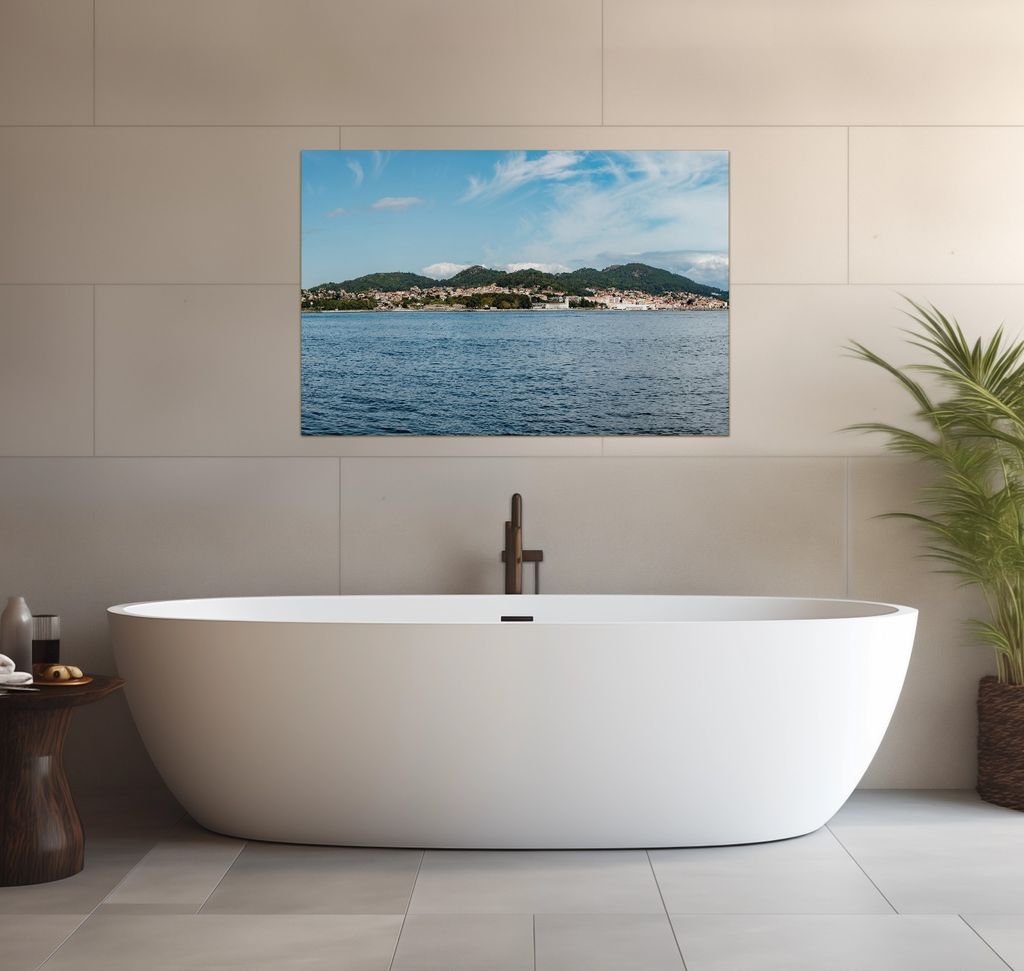 Wallario wasserfestes Poster selbstklebend 91,50 x 61 cm, Stadt zwischen Bergen und Meer, Badezimmerposter Spritzschutz mit Hochglanzoberfläche in...