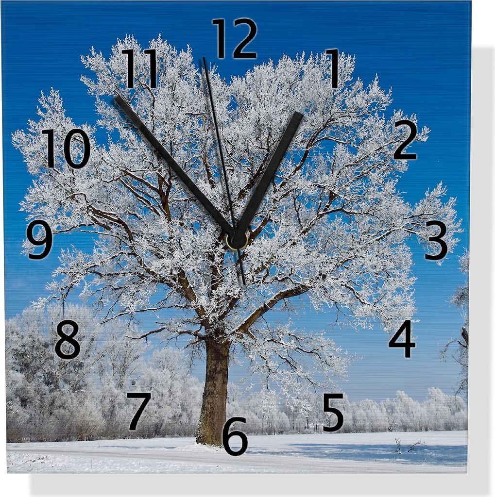 Wallario Design Wanduhr Schneebedeckter Baum mit blauen Himmel aus Aluverbund, Größe 30 x 30 cm