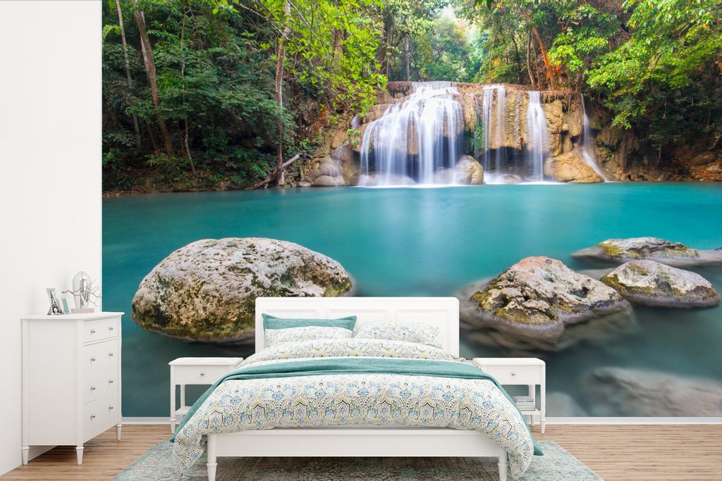 MuchoWow Fototapete für Wohnzimmer oder Schlafzimmer Wandtapete Vinyl Motivtapete Moosbewachsene Felsen vor dem Wasserfall im Erawan-Nationalpar...
