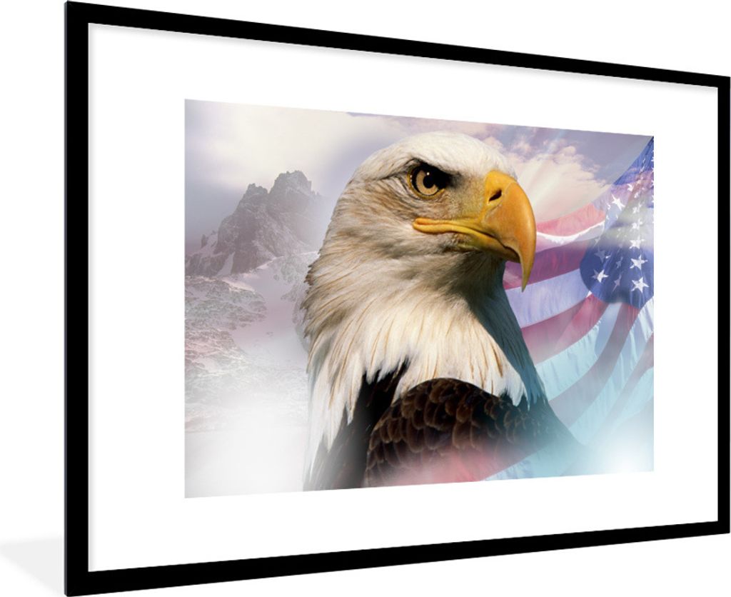 MuchoWow Gerahmtes Poster Ein amerikanischer Weißkopfseeadler mit einer amerikanischen Flagge und Bergen 90x60 cm - Poster mit Schwarzem Bilderr...