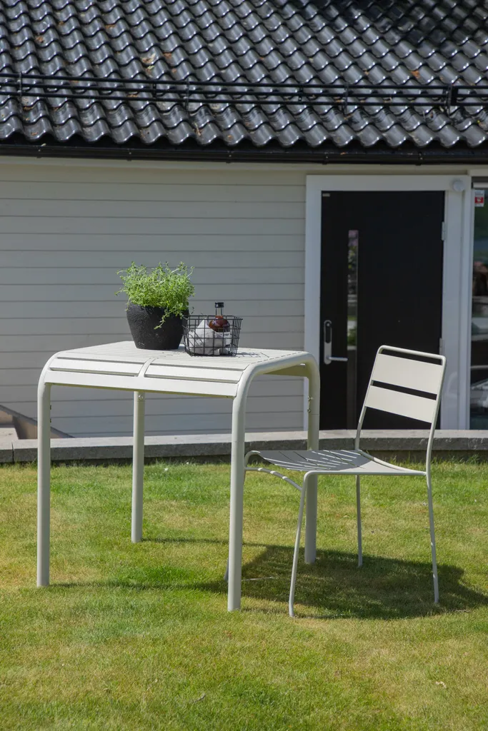 Table Borneo Beige compacte et robuste Venture Home pour petit séjour