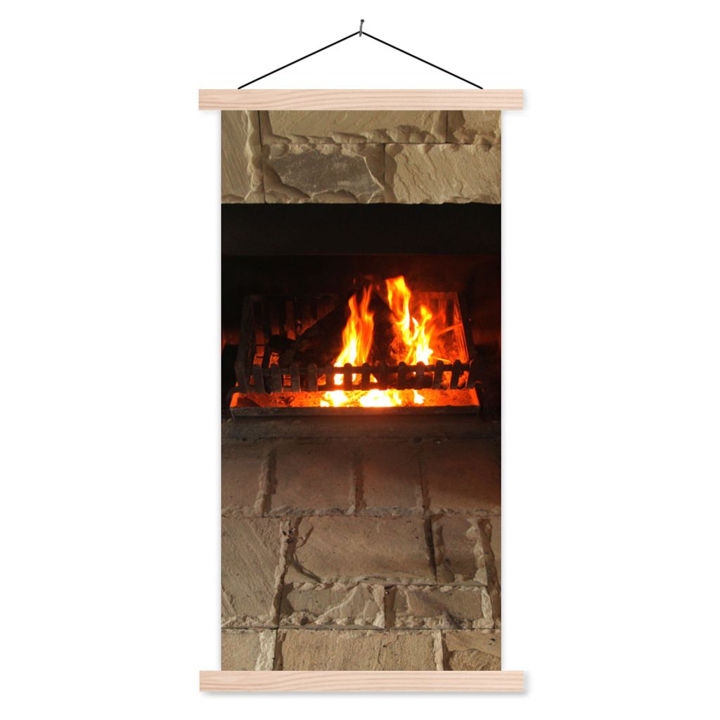MuchoWow Textilposter Feuerstelle in einer Steinmauer 40x80 cm mit holzfarbenen Rahmen - Wohnzimmer