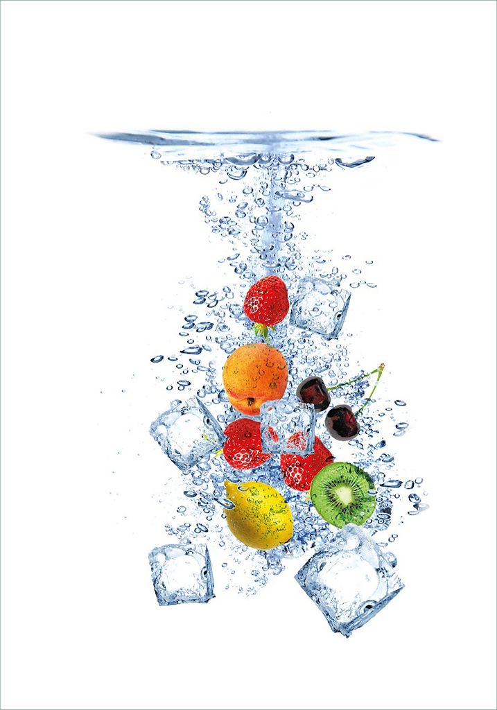 Wallario Poster - Obst-Eiswürfel-Mix im Wasser mit weißem Hintergrund, Kunstdruck Größe: 70 x 100 cm