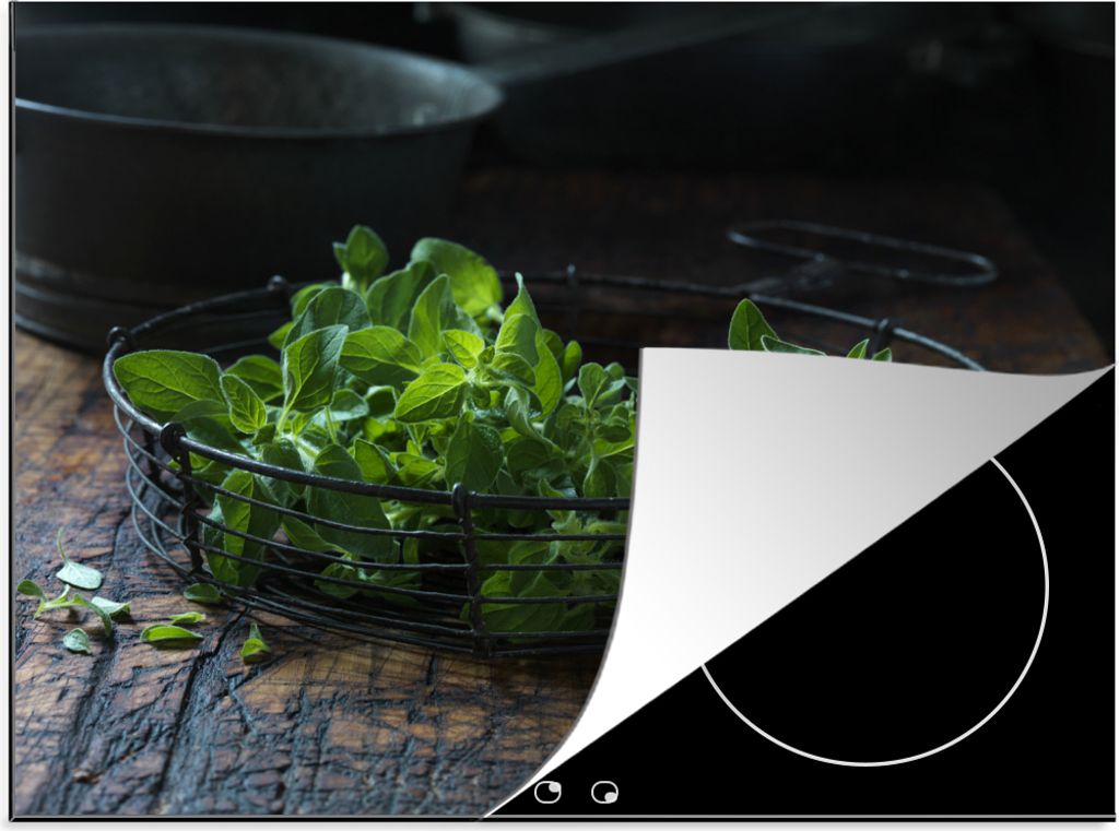 KitchenYeah Herdabdeckplatte Frisch gepflücktes Oregano-Kraut in einem Metallkorb , 75x52cm, Küche Deko, Ceranfeld Herdabdeckung, Abdeckplatte ...
