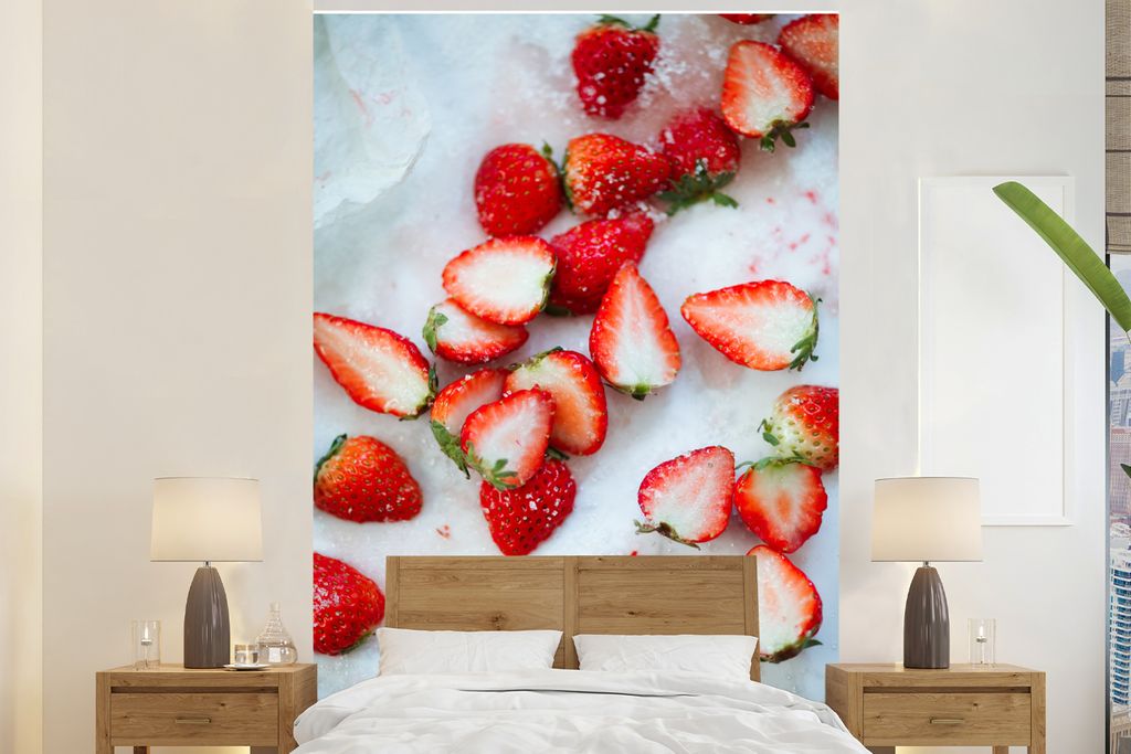 MuchoWow Fototapete für Wohnzimmer oder Schlafzimmer Wandtapete Vinyl Motivtapete Erdbeere - Obst - Marmor - 145x220 cm - Wanddekoration
