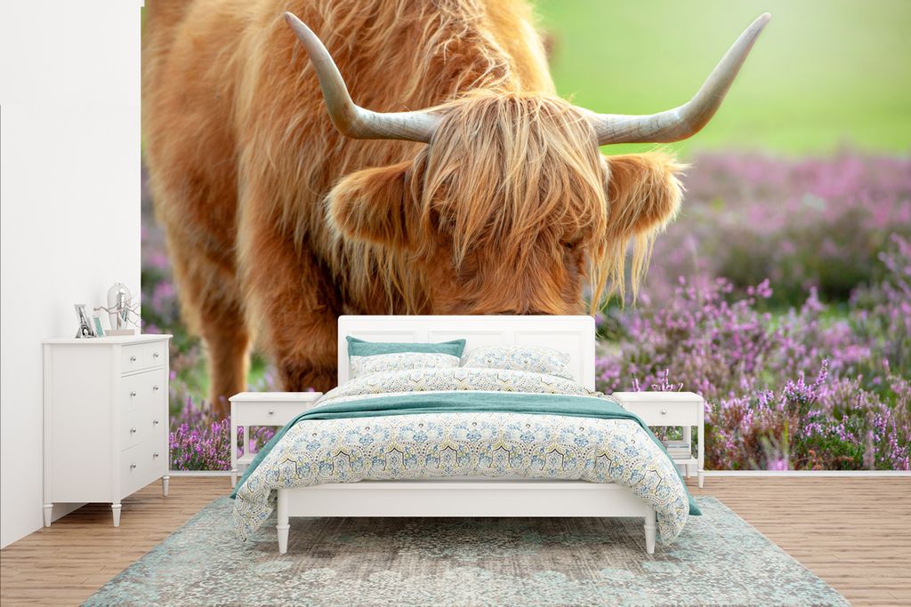 MuchoWow Fototapete für Wohnzimmer oder Schlafzimmer Wandtapete Vinyl Motivtapete Schottischer Highlander - Lila - Blumen - 400x240 cm - Gemustert