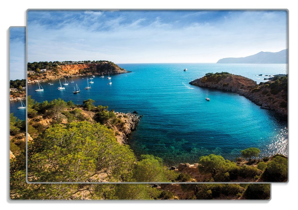 Wallario Frühstücksbrettchen 2er Set aus Glas, je 20 x 30 cm, mit rutschfesten Füßen, Motiv Ibiza - Blick von einer Bucht aufs Meer