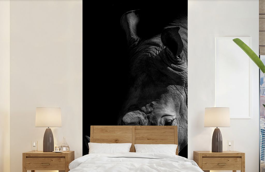 MuchoWow Fototapete für Wohnzimmer oder Schlafzimmer Wandtapete Vinyl Motivtapete Nahaufnahme eines Nashorns auf schwarzem Hintergrund - 120x240...
