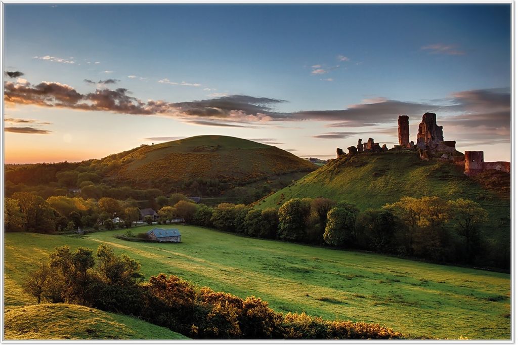 Wallario Wandbild Schlosspanorama in England bei Sonnenaufgang, Größe: 61 x 91,50 cm, Poster mit weißem Aluminiumrahmen