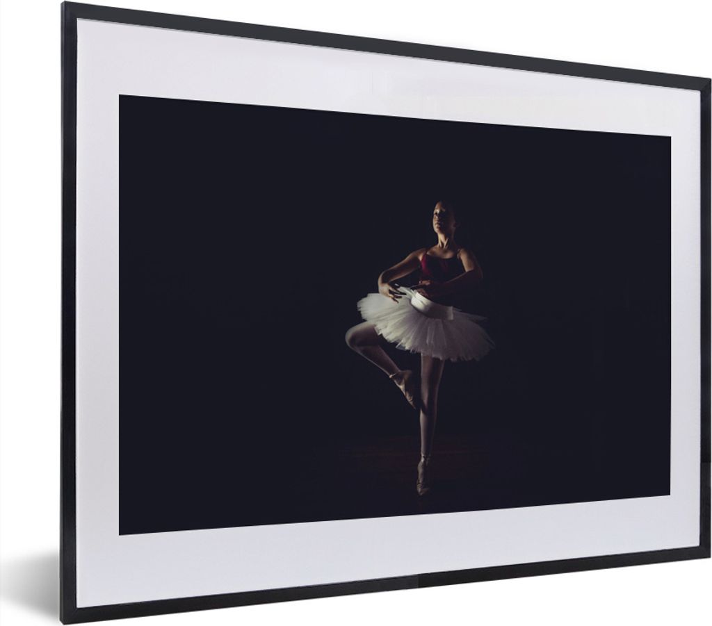 MuchoWow MuchoWow Gerahmtes Poster Porträt einer jungen Ballerina auf schwarzem Hintergrund 40x30 cm - Poster mit zchwarzem Bilderrahmen - Bil...