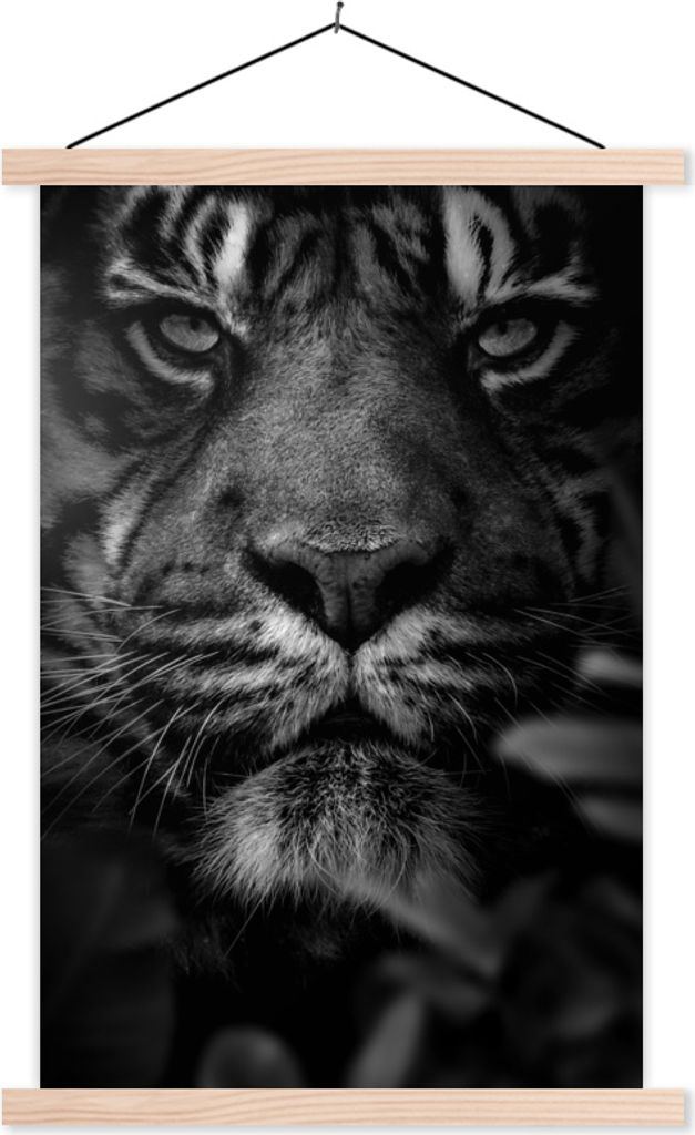 MuchoWow Textilposter Nahaufnahme von Blättern und einem Tiger im Dschungel - schwarz und weiß 120x180 cm mit holzfarbenen Rahmen - Textil-Plakat