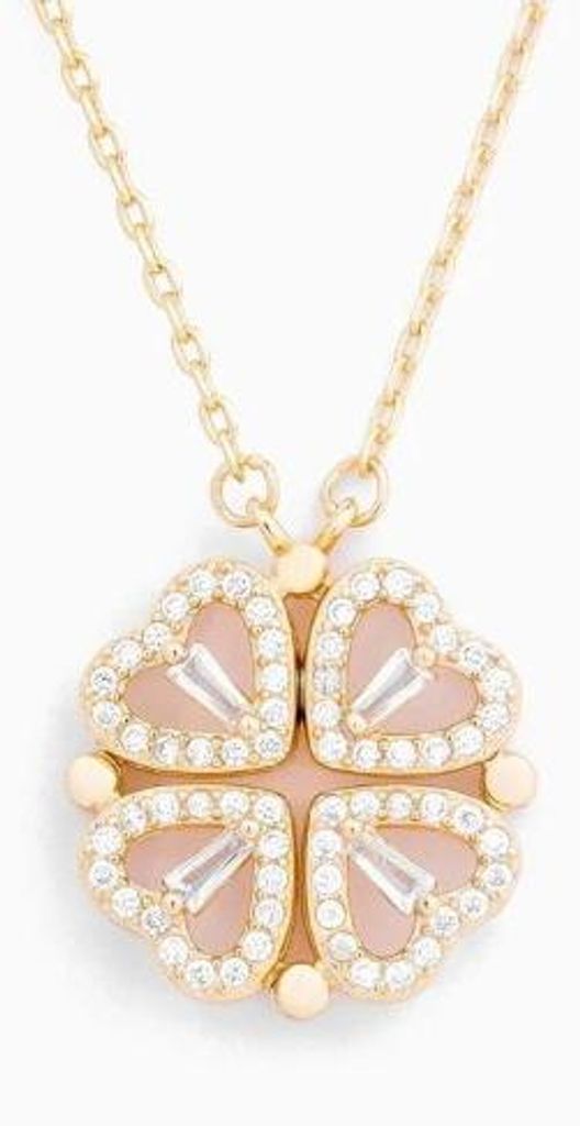 Goldkette mit Anhänger in Form eines vierblättrigen Kleeblatts aus rosa herzförmigen Blütenblättern, verziert mit kleinen und baguettegeschliffenen klaren Steinen
