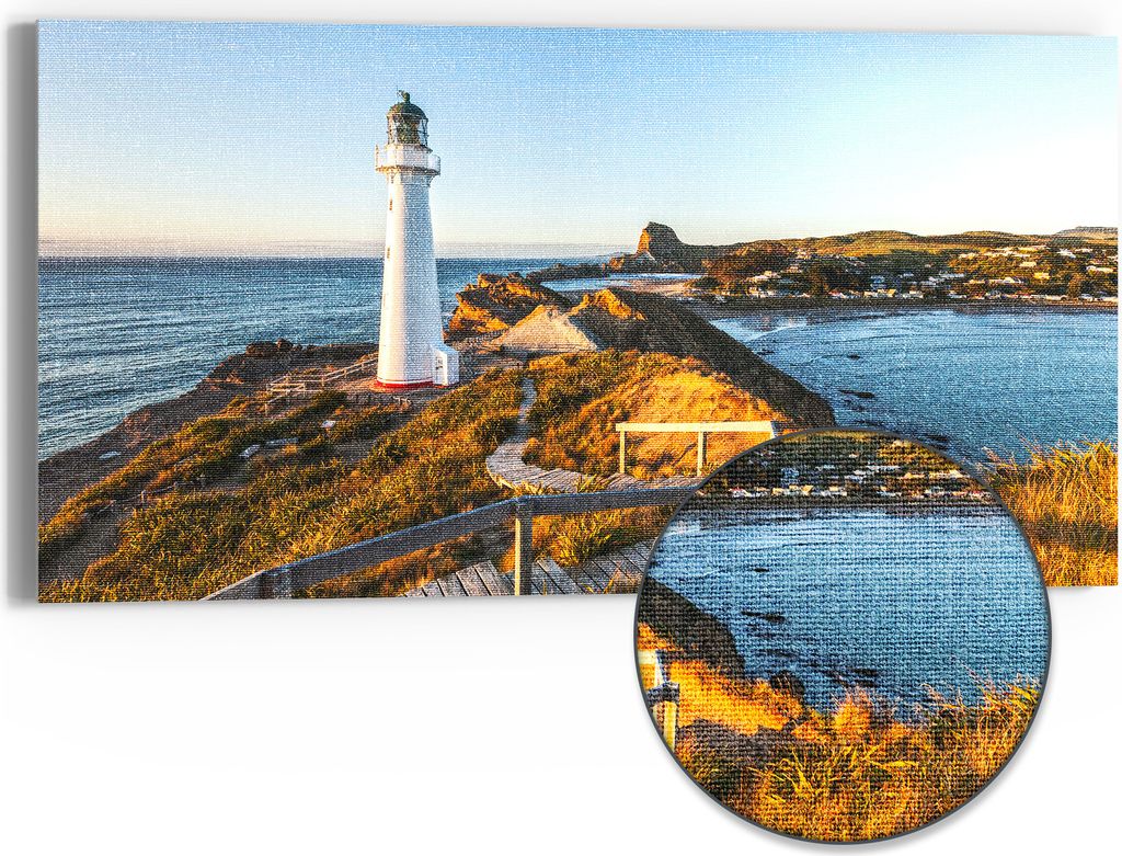 DEQORI Hybrid Leinwand Bild 60x30 cm 'Leuchtturm Idylle' Wandbild Glas flach modern
