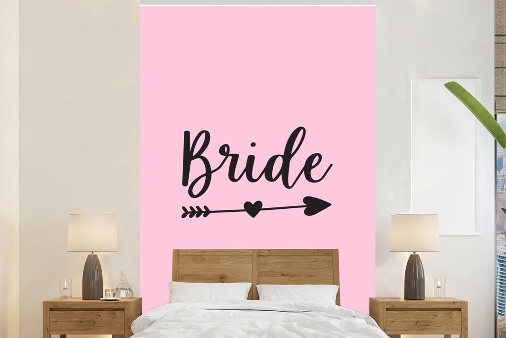 MuchoWow Fototapete für Wohnzimmer oder Schlafzimmer Wandtapete Vinyl Motivtapete Pfeil durch ein Herz mit dem Wort "Braut" auf einem rosa Hinte...