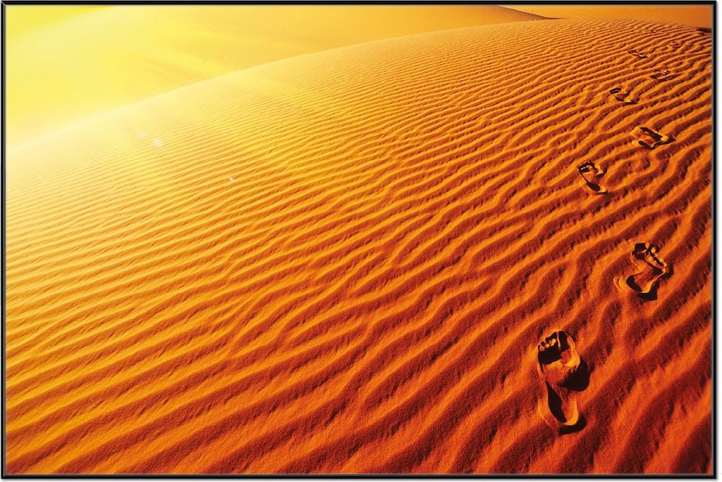 Wallario Wandbild Fußspuren im Sand - Sanddüne in der Wüste, Größe: 61 x 91,50 cm, Poster mit schwarzem Aluminiumrahmen