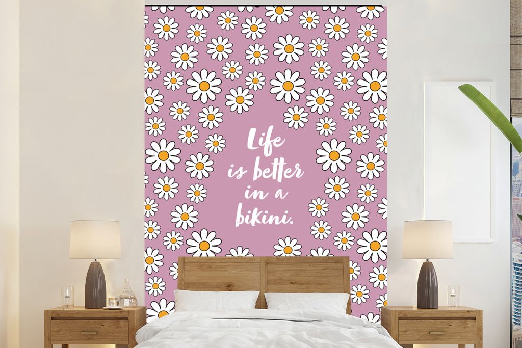 MuchoWow Fototapete für Wohnzimmer oder Schlafzimmer Wandtapete Vinyl Motivtapete Zitat - Blumen - Rosa - Das Leben ist besser im Bikini - 170x2...