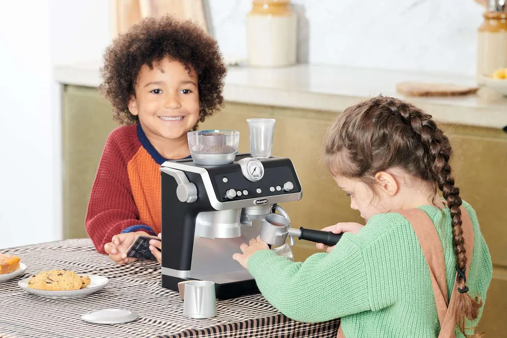 Machine à café DeLonghi Casdon réaliste avec accessoires et mousse