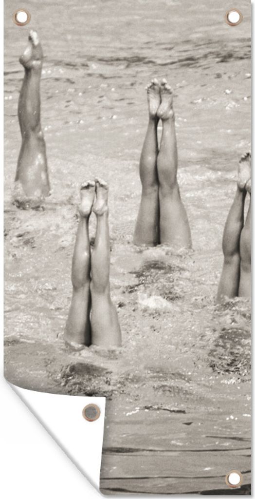 MuchoWow 40x80 cm Outdoor-Poster Gartendeko Sichtschutz Garten Poster für den Garten Synchronschwimmerinnen Sepia-Fotodruck