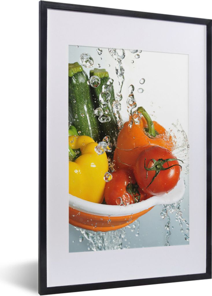 MuchoWow MuchoWow Gerahmtes Poster Gemüse - Wasser - Sieb 40x60 cm - Poster mit zchwarzem Bilderrahmen - Poster in Rahmen