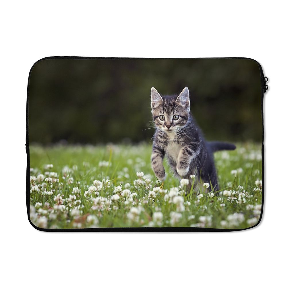 MuchoWow Laptop Hülle 13 Zoll Ein Kätzchen in einem Kleefeld Laptoptasche - Laptophülle - Sleeve - Rundumschutz
