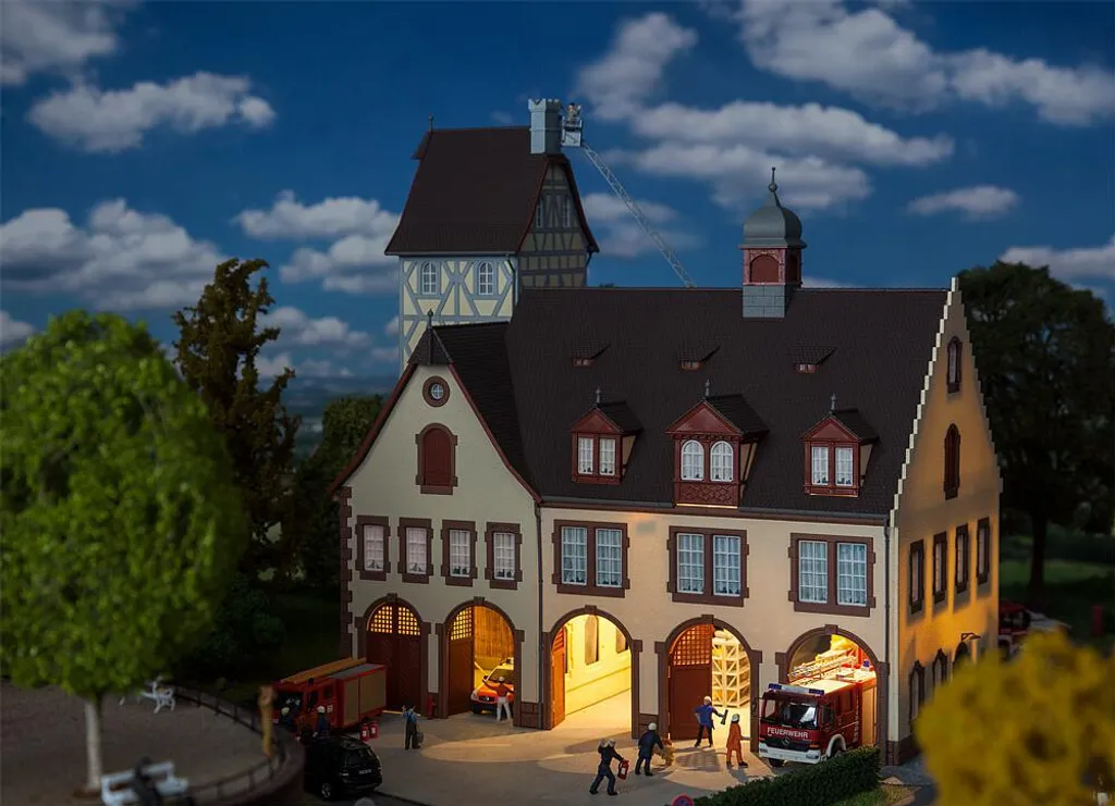 Décor de ville pour train électrique HO Caserne de pompiers Faller 130163 - 3