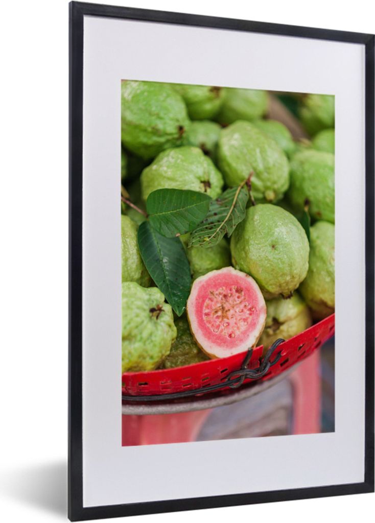 MuchoWow MuchoWow Gerahmtes Poster Guave auf einer Theke in einem alten asiatischen Markt 40x60 cm - Poster mit zchwarzem Bilderrahmen - Poster...