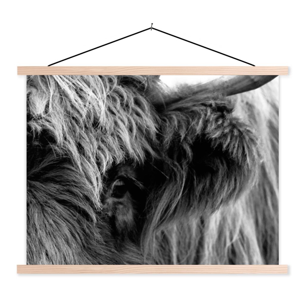 MuchoWow Textilposter Scottish Highlander - Auge - Schwarz - Weiß 40x30 cm mit holzfarbenen Rahmen - Bilder