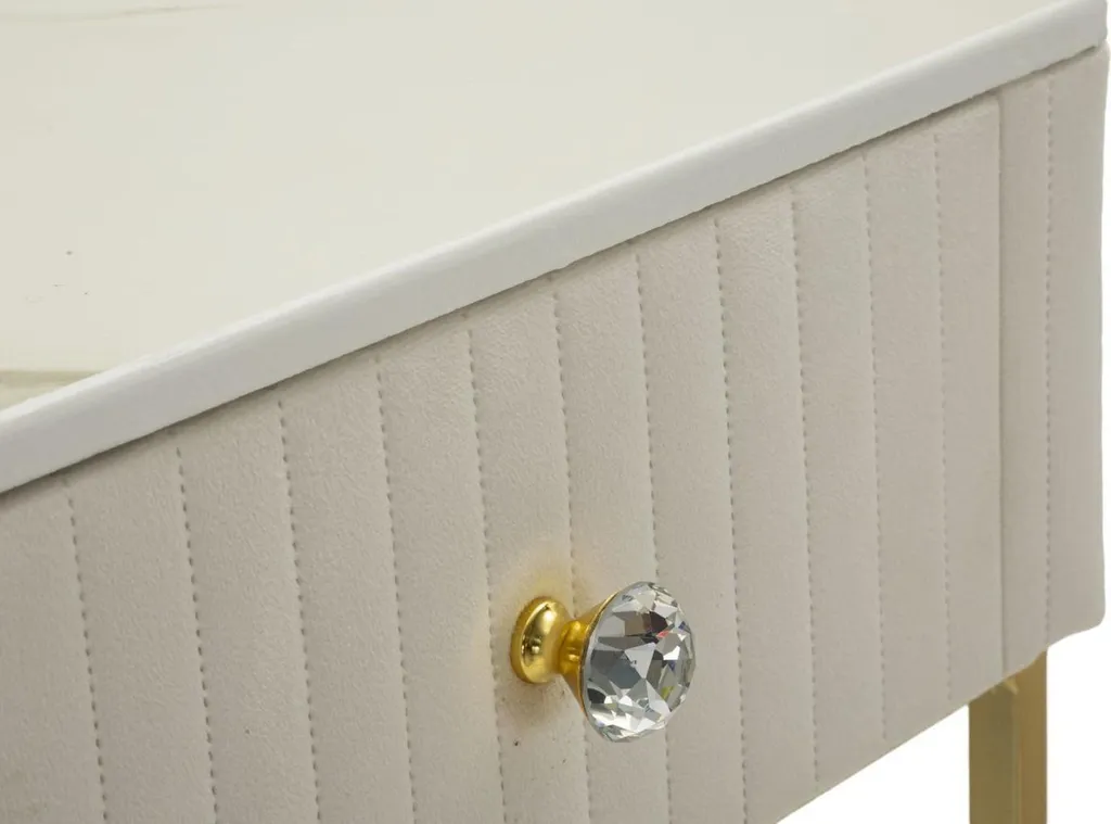 Optimisez vos angles vides avec ces 2 tables hautes en velours crème