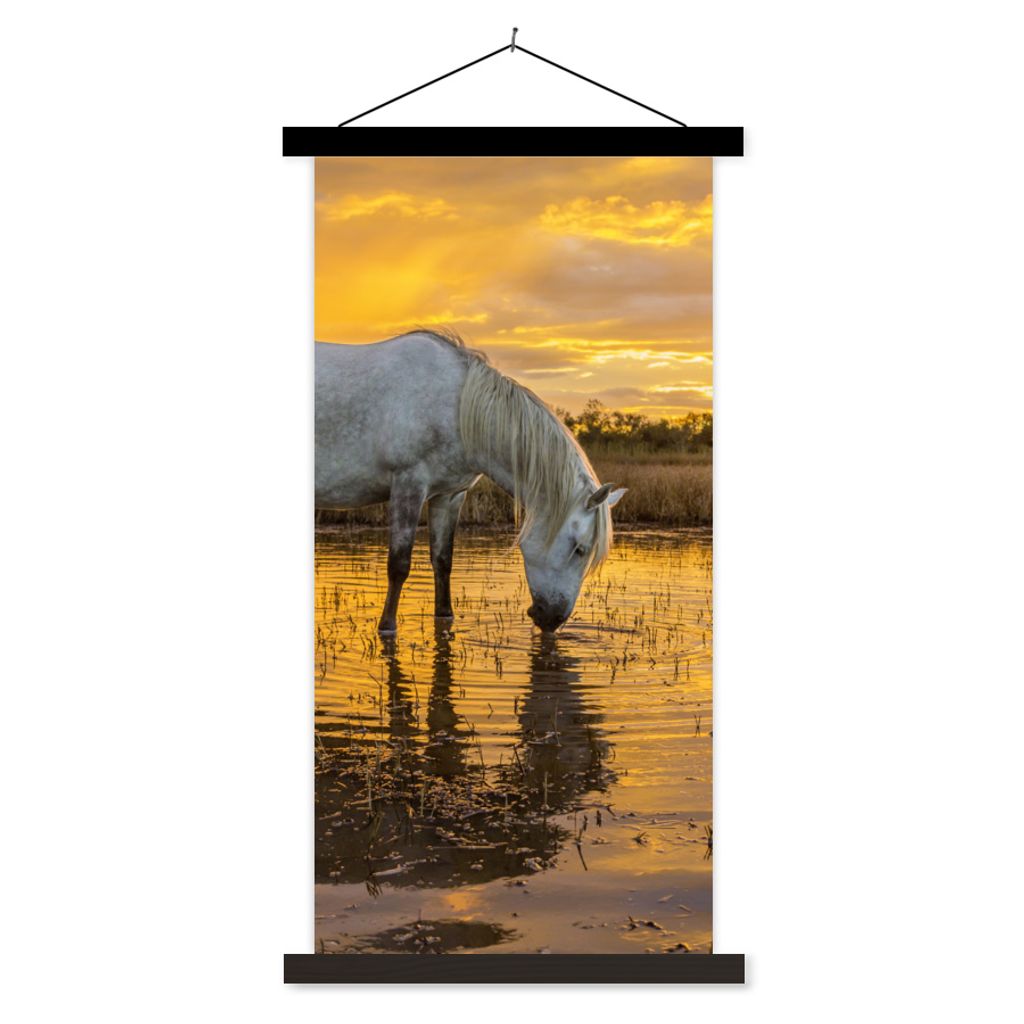 MuchoWow Textilposter Pferde trinken bei Sonnenuntergang in der Camargue 60x120 cm mit schwarzem Rahmen - Magnete