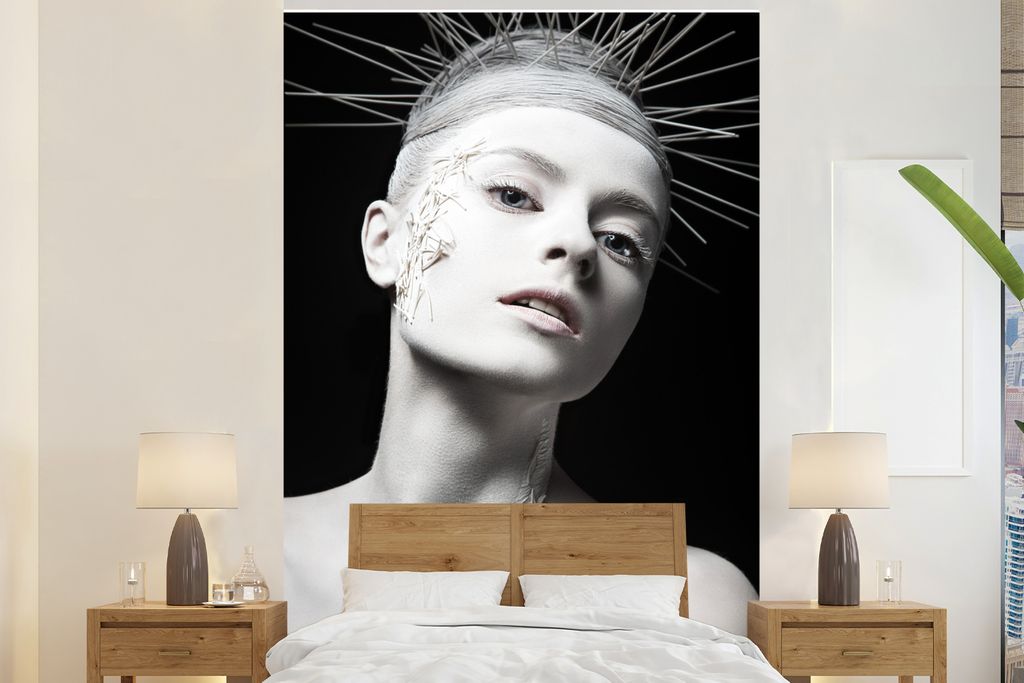 MuchoWow Fototapete für Wohnzimmer oder Schlafzimmer Wandtapete Vinyl Motivtapete Frau - Schwarz - Weiß - Krone - 170x260 cm - Wohnzimmertapete