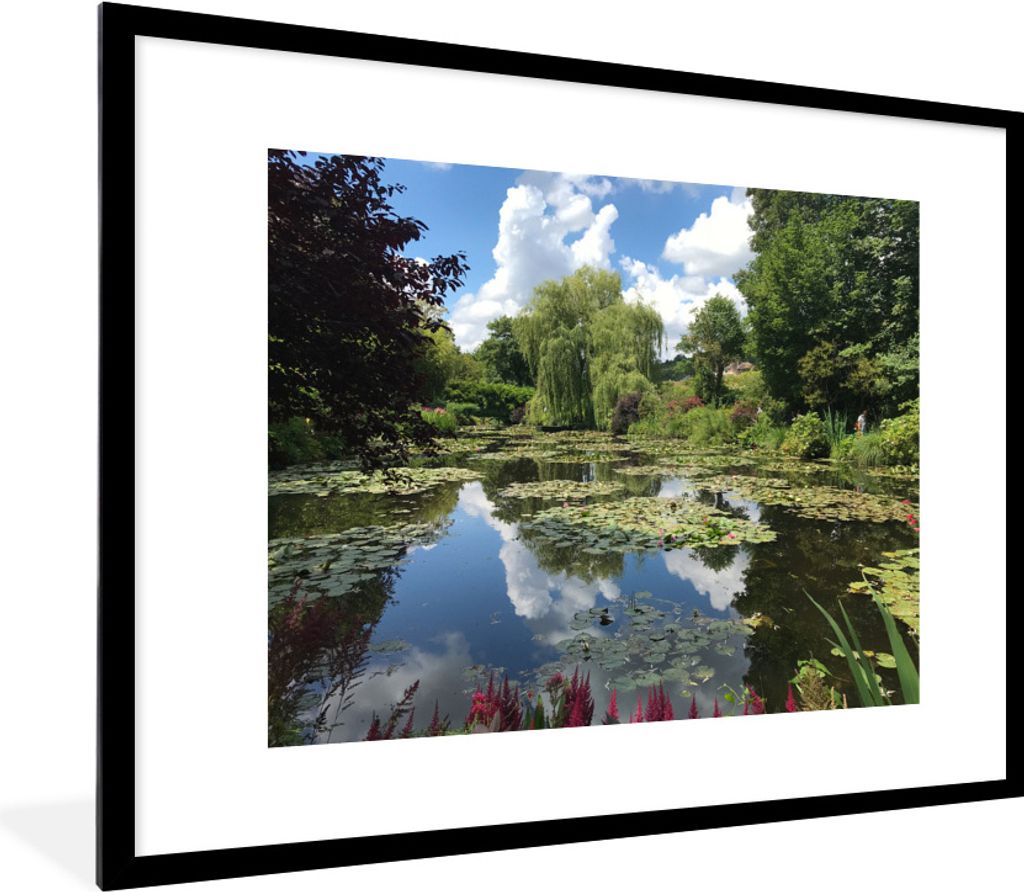 MuchoWow Gerahmtes Poster Wasser mit Spiegelung des Himmels im Wasser in Monets Garten in Frankreich 80x60 cm - Poster mit Schwarzem Bilderrahmen...