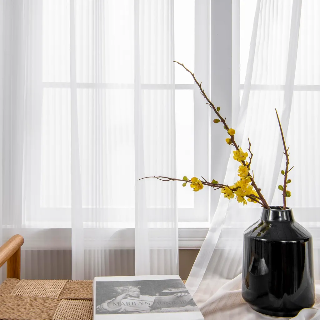 Voilages épais blancs 110g/m² protection visuelle et design à rayures