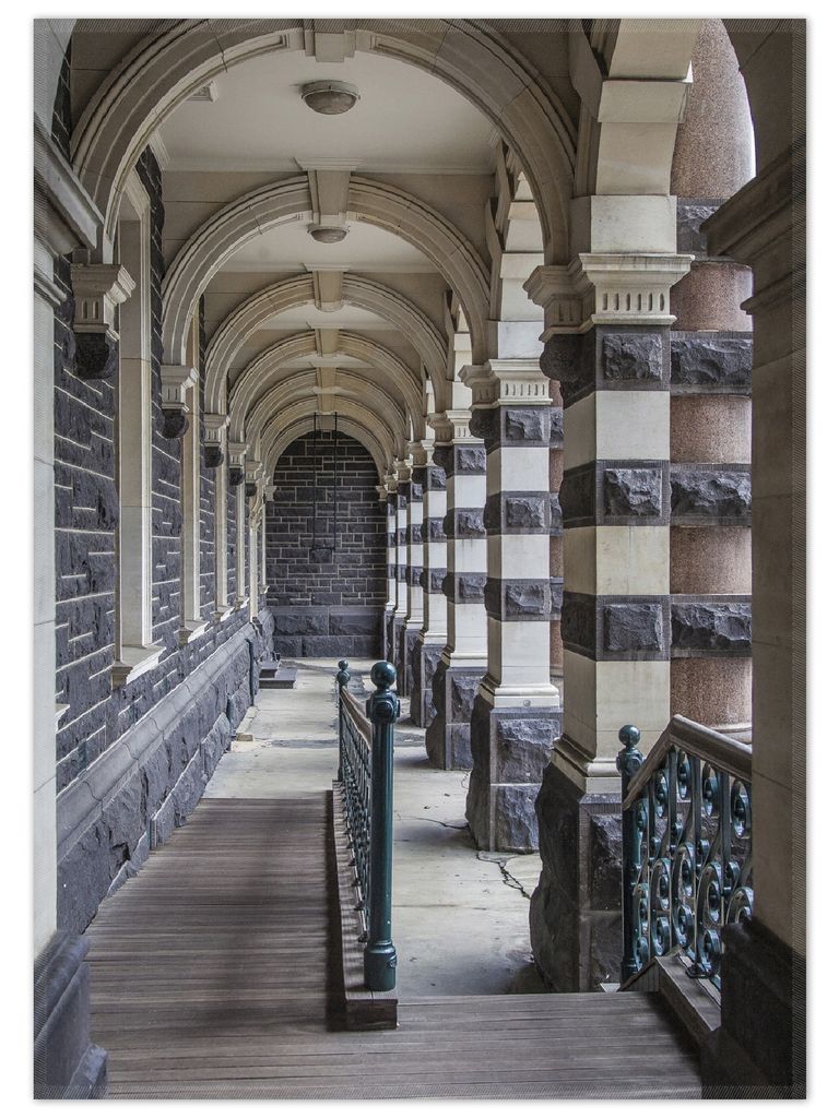 Wallario Premium Teppich, Größe 50 x 70 cm, Säulengang in einem Bahnhof in Neuseeland