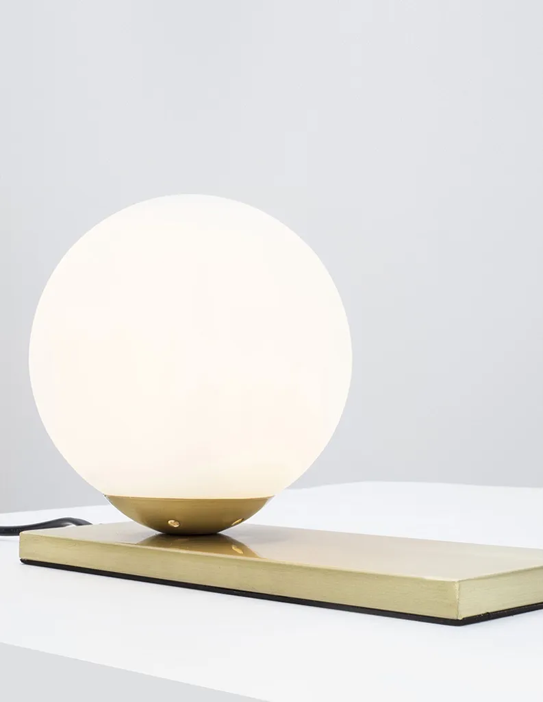 Lampe à poser Juliet en verre blanc et pied laiton massif brillant