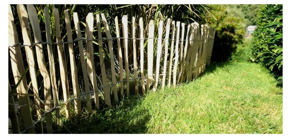 Staketenzaun aus Haselnuss 90 x 500 cm (Lattenabstand 7-9 cm) - Rollzaun aus Kastanie für den Garten
