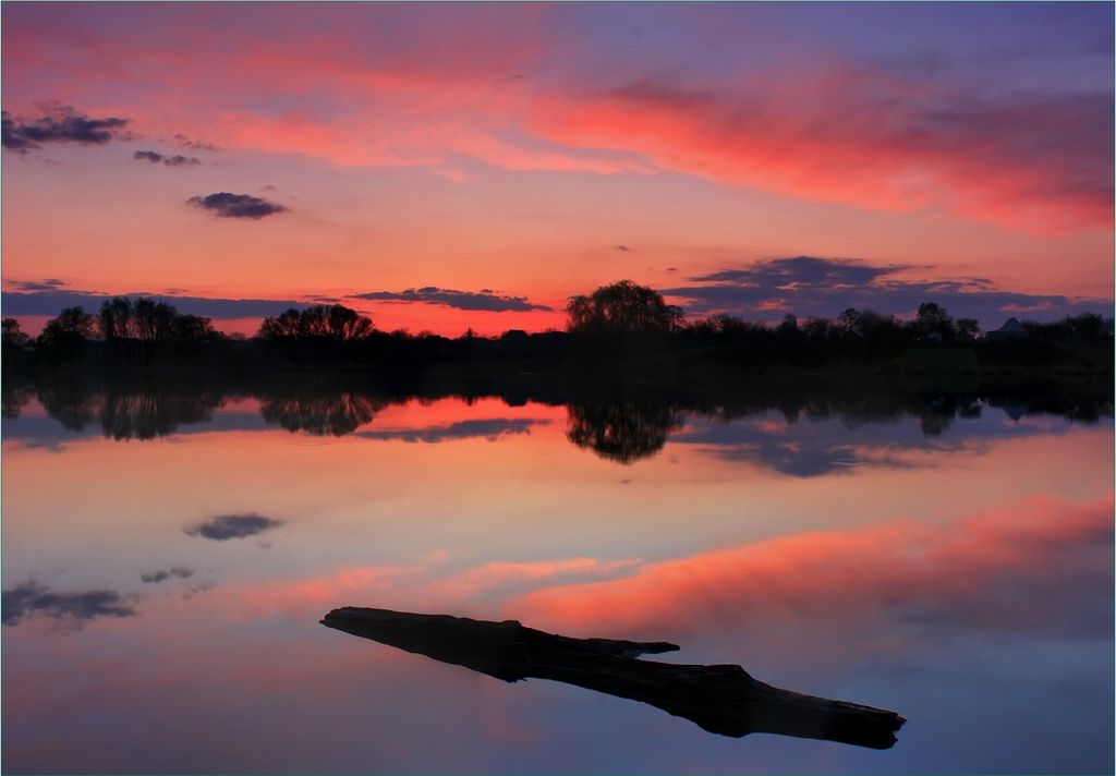 Wallario Fototapete Vliestapete, seidenmatte Oberfläche, einfache Verarbeitung, Größe 200 x 140 cm, Motiv Abendhimmel über einem See