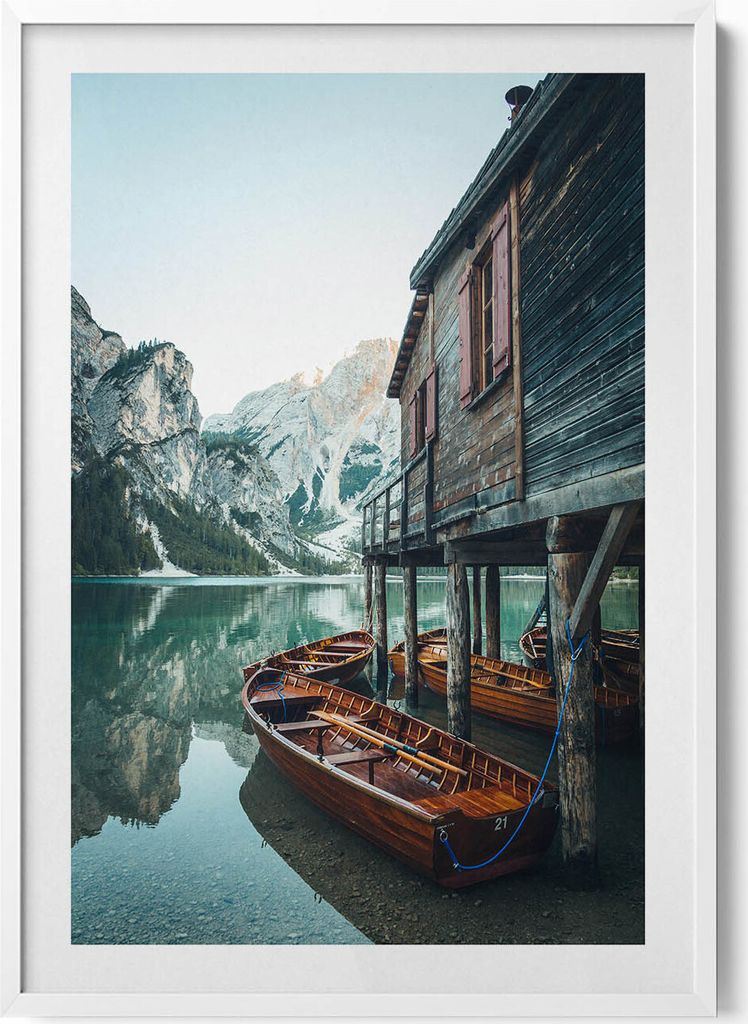 Berghaus auf einem See und ein Boot– Wandbild mit Rahmen – Gerahmtes Bild – Wanddekoration – 70x100 cm – Weiß Rahmen