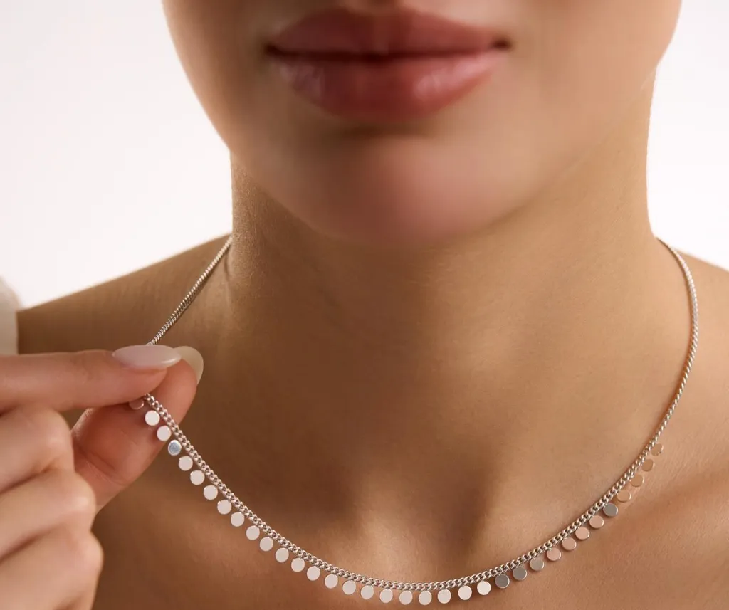 Collier en argent 925 rhodié avec maille gourmette et plaquettes chic