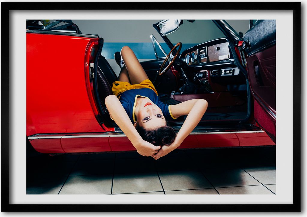 Bild - Bilderrahmen - 100 cm x 70 cm - MDF - Rahmen - Foto - Wandkunst Frau im Auto