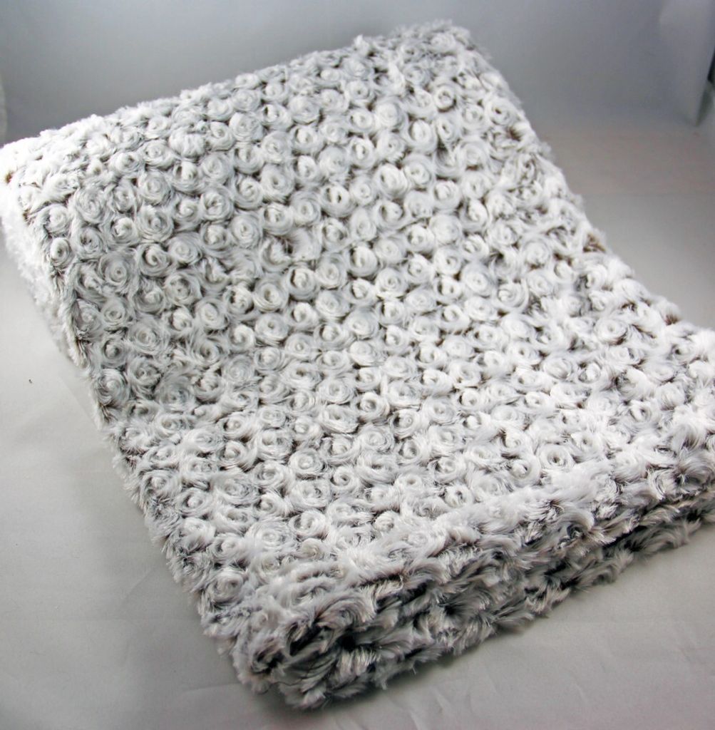 Leichte Wohndecke Kuscheldecke Faux Fur Beige Braun Rosetten 130x180 cm