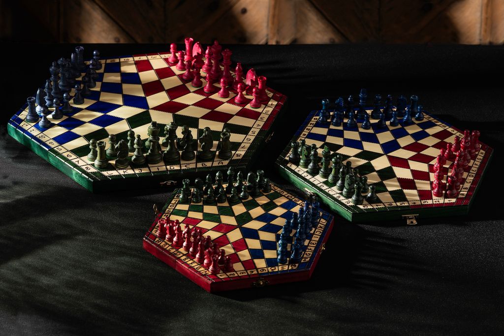 Schachspiel für drei Spieler (32x28cm) dreifarbig Produktbild 