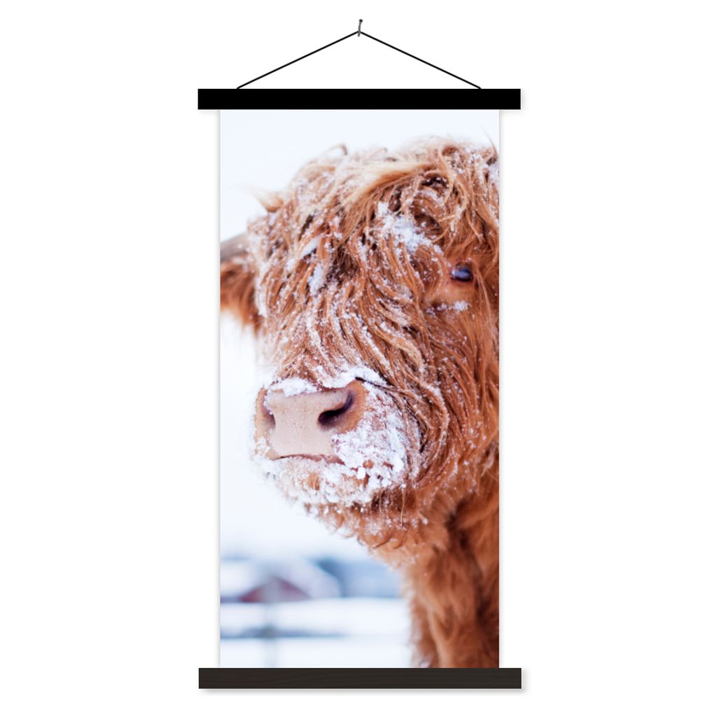 MuchoWow Textilposter Schottischer Highlander - Schnee - Braun 40x80 cm mit schwarzem Rahmen - Wandemalerei