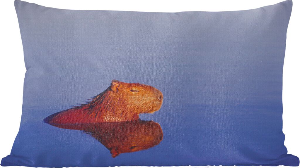 MuchoWow Zierkissen Sofakissen Wohnzimmer Dekokissen 50x30 cm Ein Wasserschwein ruht mit geschlossenen Augen im Wasser - Wohnzimmerdekoration - P...