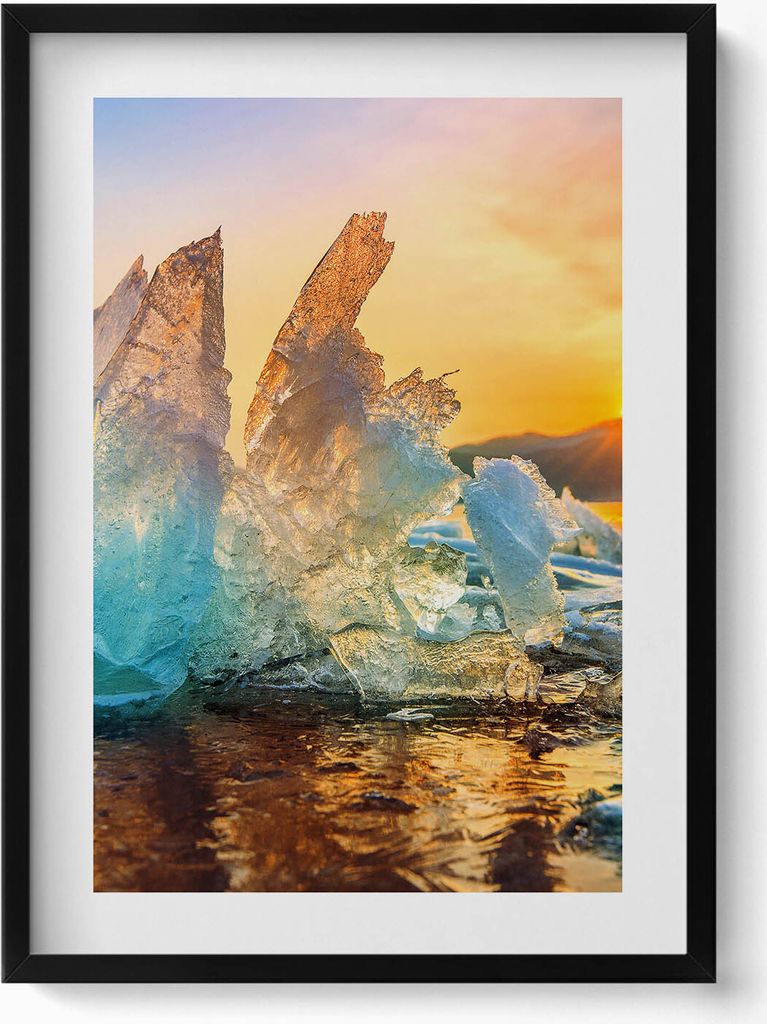 Ein Stück Eis bei Sonnenaufgang– Wandbild mit Rahmen – Gerahmtes Bild – Wanddekoration – 50x70 cm – Schwarz Rahmen