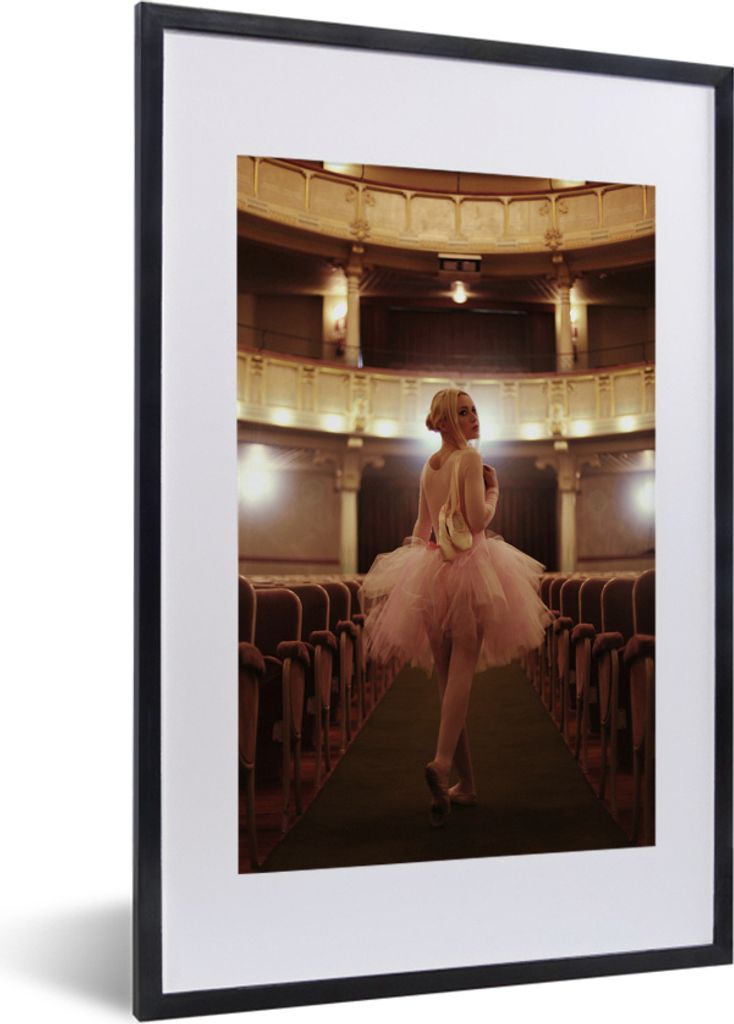 MuchoWow MuchoWow Gerahmtes Poster Ballerina mit rosa Tutu in einem Theater 40x60 cm - Poster mit zchwarzem Bilderrahmen - Poster in Rahmen