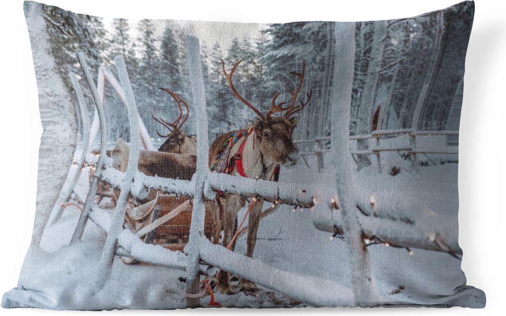 MuchoWow Outdoor Kissen - Ein Rentier im Dorf des Weihnachtsmanns in Finnland - 60x40 cm - Wetterfest - Lounge Kissen - Zierkissen - Kissen für ...