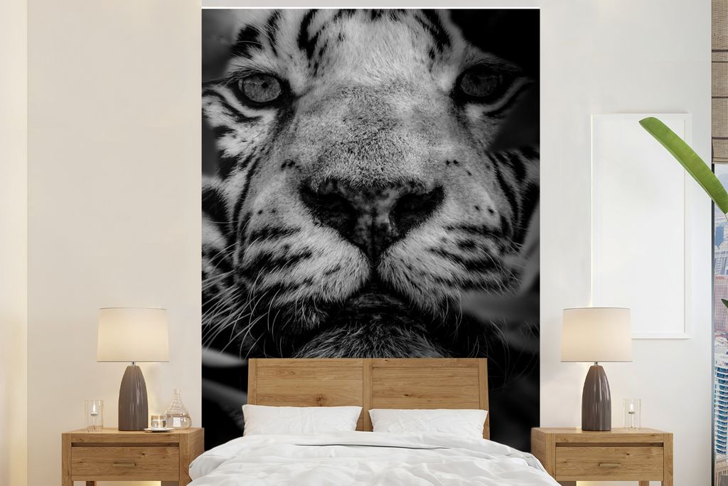 MuchoWow Fototapete für Wohnzimmer oder Schlafzimmer Wandtapete Vinyl Motivtapete Nahaufnahme von Blättern und einem weißen Tiger im Dschungel...