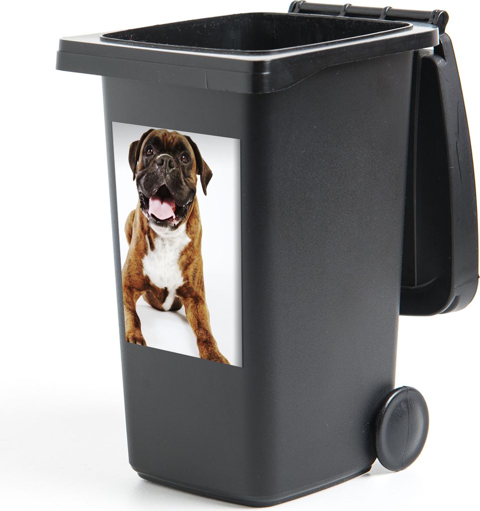 MuchoWow Mülltonnenaufkleber Boxer Hund auf weißem Hintergrund 40x60 cm - Mültonnen-sticker - Sticker - Aufkleber für die Mülltonne