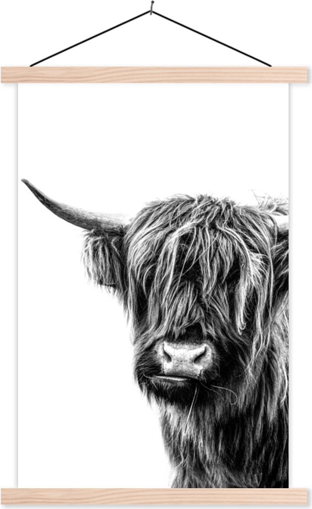 MuchoWow Textilposter Ein schottischer Hochlandrind auf weißem Hintergrund - schwarz und weiß 60x90 cm mit holzfarbenen Rahmen - Textil
