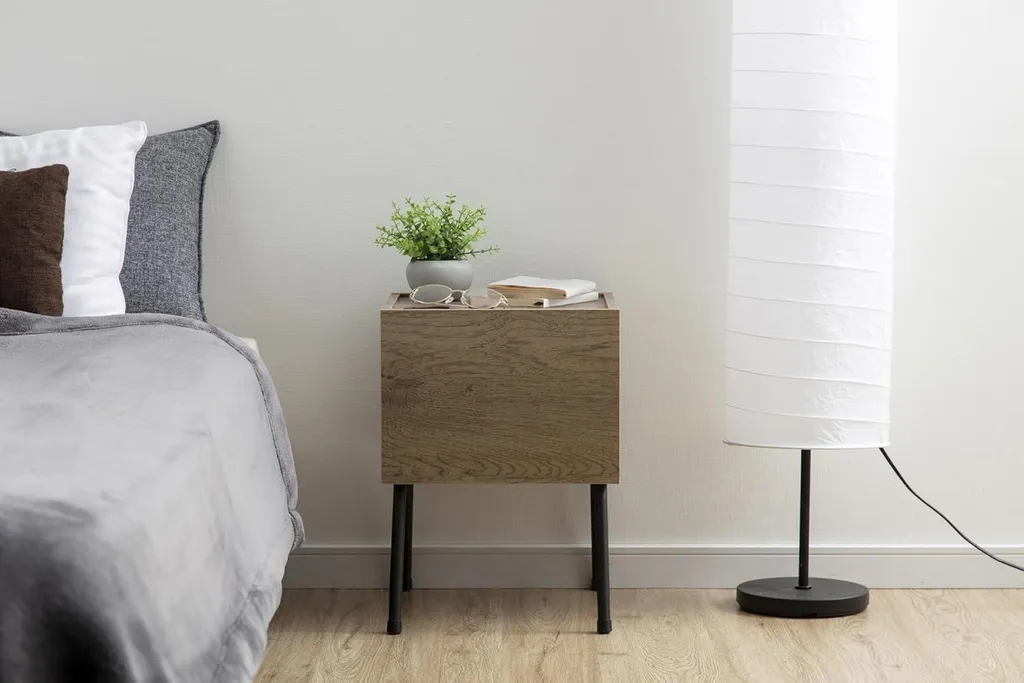 Petite table de chevet compacte en bois pour optimiser vos petits espaces